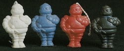 série de bibendum en caoutchouc des années 30, blanc rouge bleu et noir. (c) Editions du collectionneur - Pierre-gabriel Gonzales in 'Bibendum publicités et objets Michelin' (1995).